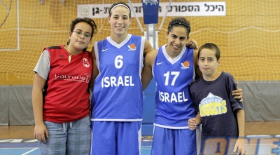 שירן צעירי ושי דורון עם דור העתיד של הכדורסל (יוסי ציפקיס)