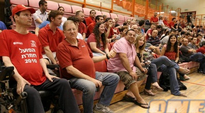 אוהדי הפועל ת&qout;א במהלך הישיבה (מור שאולי)