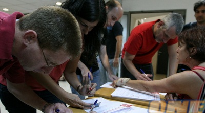 חברי העמותה חותמים על הטפסים (מור שאולי)