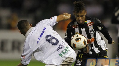 ניימאר במדי סאנטוס. התהוללות מצד אחד, גמר ליברטדורס מצד שני (רויטרס)