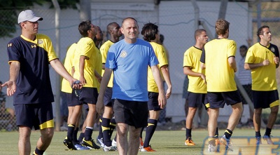 מוטי איווניר עם השחקנים ברקע. פתחו עונה (יוסי ציפקיס) מוטי איווניר עם השחקנים ברקע. פתחו עונה (יוסי ציפקיס)