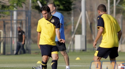 אלי זיזוב עם מושיקו לוגסי, איווניר ברקע (יוסי ציפקיס) אלי זיזוב עם מושיקו לוגסי, איווניר ברקע (יוסי ציפקיס)