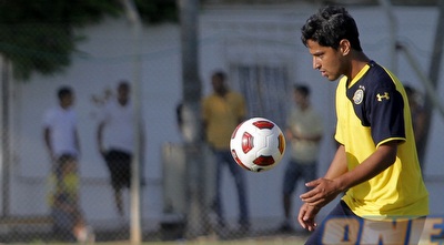 ברק יצחקי מלהטט עם הכדור (יוסי ציפקיס) ברק יצחקי מלהטט עם הכדור (יוסי ציפקיס)