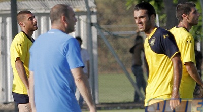 תמיר כחלון עם מוטי איווניר, אלירן עטר וציון צמח ברקע (יוסי ציפקיס) תמיר כחלון עם מוטי איווניר, אלירן עטר וציון צמח ברקע (יוסי ציפקיס)