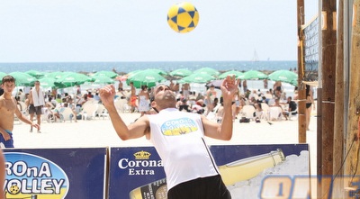 השחקנים מפגינים ביצועים (מור שאולי)