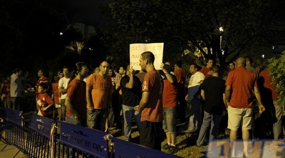 אוהדי הפועל מפגינים נגד טביב. לא קונים את הטענות של סידי? (מור שאולי)