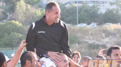 דוד אמסלם על כתפיי האוהדים. יישאר כעוזר מאמן? (גיא בן זיו)