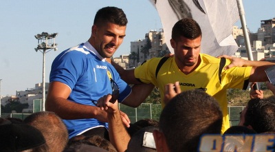 אריאל הרוש על הכפתיים (גיא בן זיו)