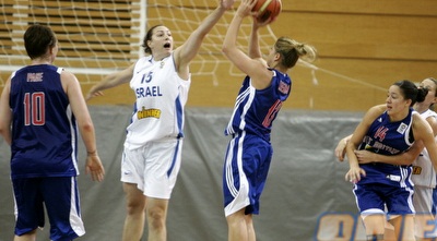 ג&acute;ניפר פליישר בהגנה (שרון קביליו)