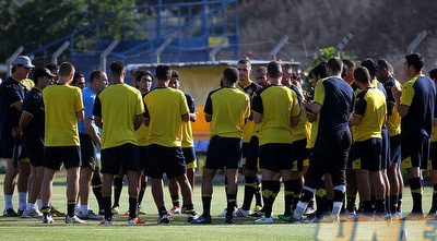 שחקני מכבי תל-אביב בתדריך עם איווניר (ליאור טימור)