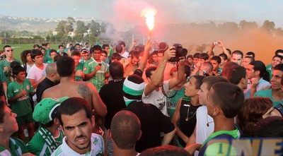 אוהדי חיפה באימון הפתיחה. מסתערים על המנויים (עמית מצפה)