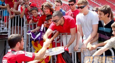 חמד נפגש עם אוהדי מיורקה (האתר הרשמי של מיורקה) (ONE) חמד נפגש עם אוהדי מיורקה (האתר הרשמי של מיורקה) (ONE)