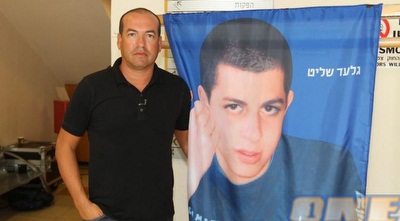 אייל ברקוביץ´ עם תמונתו של גלעד שליט (שי לוי)