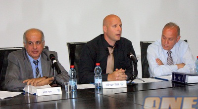 אבי לוזון, אורי שילה ומשה אביבי בראש השולחן (יניב גונן)