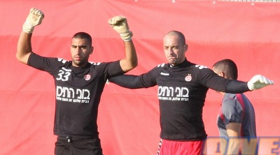 אדוארדו לובוס לצד אריק יאנקו באימון הפועל (משה חרמון)