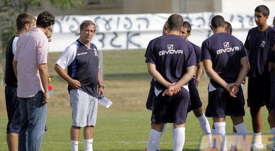 גילי לנדאו באימון הפועל פ&qout;ת. באיזו ליגה הוא יאמן? (יוסי ציפקיס) גילי לנדאו באימון הפועל פ&qout;ת. באיזו ליגה הוא יאמן? (יוסי ציפקיס)