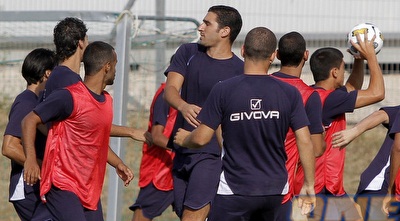 שחקני הפועל פ&qout;ת. בשנה הבאה בנצרת, לוד ורעננה? (יוסי ציפקיס) שחקני הפועל פ&qout;ת. בשנה הבאה בנצרת, לוד ורעננה? (יוסי ציפקיס)