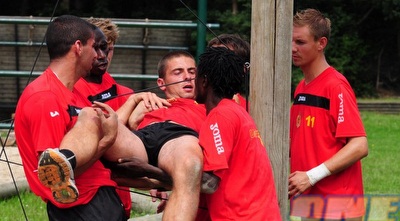 צעירי עם חולצתה של מכלן (האתר הרשמי של מכלן) (ONE)