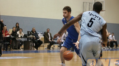 פול דילייני מנסה לעצור את צפריר וולפר (מור שאולי)