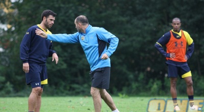 מוטי איווניר מתדרך את רוברטו קולאוטי, ניבאלדו מקשיב גם כן (האתר הרשמי של מכבי תל אביב)