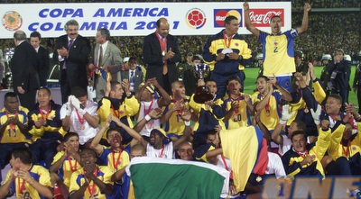 קולומביה חוגגת את הזכיה בקופה. אחר כך הגיעה הנפילה (רויטרס)