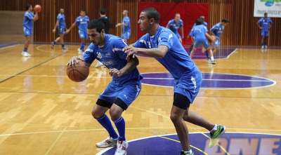 אבוחצירא שומר על איתמר ניצן. &qout;רואים שכולם רעבים להצליח&qout; (עמית מצפה) אבוחצירא שומר על איתמר ניצן. &qout;רואים שכולם רעבים להצליח&qout; (עמית מצפה)