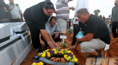 אורי משיח מניח פרחים (שי לוי)