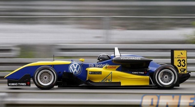 אלון דאי בפעולה על המסלול בנוריסרינג (f3euroseries.com)