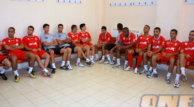 שחקני בני סכנין. הקבוצה נמצאת במחנה עם חלק מחברי ההנהלה (יניב גונן)