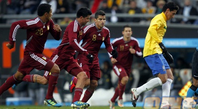 שלושה שחקנים רודפים אחרי גאנסו (רויטרס) שלושה שחקנים רודפים אחרי גאנסו (רויטרס)