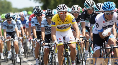 תור הושובד ויתר הרוכבים ,בקטע השלישי של הטור (GettyImages) תור הושובד ויתר הרוכבים ,בקטע השלישי של הטור (GettyImages)