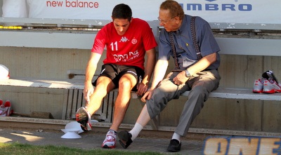 אלרואי כהן הפצוע מטופל בצד המגרש (שי לוי) אלרואי כהן הפצוע מטופל בצד המגרש (שי לוי)