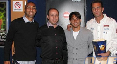 מיקי קופל עם שטראובר, בוזגלו וז´אן (האתר הרשמי) (ONE)