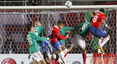 וידאל נוגח את שער הניצחון (רויטרס) וידאל נוגח את שער הניצחון (רויטרס)