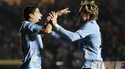 פורלאן וסוארס. הצמד שכבש את המונדיאל פתח בצליעה את הקופה (רויטרס) פורלאן וסוארס. הצמד שכבש את המונדיאל פתח בצליעה את הקופה (רויטרס)