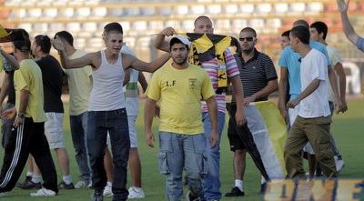 אוהדי בית&qout;ר פורצים (יוסי ציפקיס) אוהדי בית&qout;ר פורצים (יוסי ציפקיס)