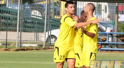 שחקני בית&qout;ר מברכים את נחמני (משה חרמון)