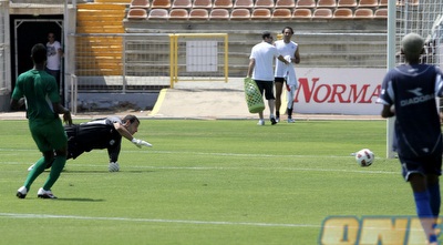 הכדור עובר את שאראנוב בדרך לשער (יוסי ציפקיס)
