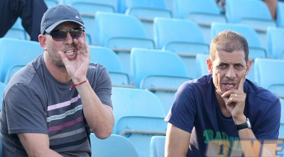 שמעון ביטון וניר קלינגר צופים במתרחש (משה חרמון)