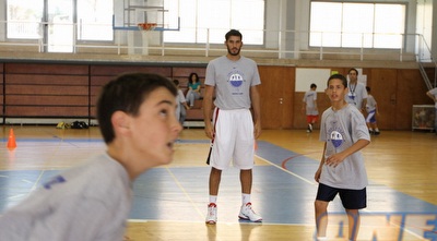 עומרי כספי משקיף. לצד המחנה, מתכונן גם לאליפות אירופה (מור שאולי)