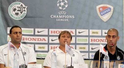 יניב קטן, אלישע לוי והדובר דודו בזק במסיבת העיתונאים (יוסי ציפקיס)