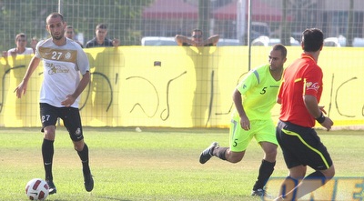 עידן שדה עובר את מושיקו מישאלוף (משה חרמון) עידן שדה עובר את מושיקו מישאלוף (משה חרמון)