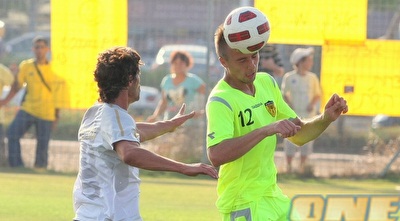 שמואל קוזוקין מגיע ראשון לכדור (משה חרמון) שמואל קוזוקין מגיע ראשון לכדור (משה חרמון)