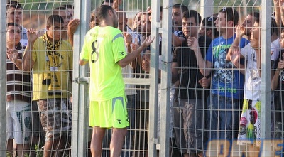 אבירם ברוכיאן משוחח עם האוהדים (משה חרמון) אבירם ברוכיאן משוחח עם האוהדים (משה חרמון)