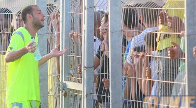 אבירם ברוכיאן מנסה להרגיע את אוהדי בית&qout;ר באשדוד (משה חרמון) אבירם ברוכיאן מנסה להרגיע את אוהדי בית&qout;ר באשדוד (משה חרמון)