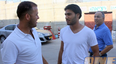 חאלד חלאילה מקבל את אוהד קדוסי ואביו, עזרא (יניב גונן)