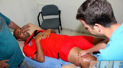 ליאור ז´אן מקבל טיפול לפני האימון (יניב גונן)