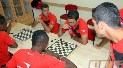 השחקנים משחקים דמקה לפני האימון (יניב גונן)