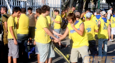 אוהדי מכבי ת&qout;א מחוץ לבלומפילד (משה חרמון)