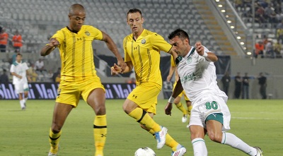 ז´ואאו פאולו נאבק עם ניבאלדו ופאביצ´ביץ´ (יוסי ציפקיס)